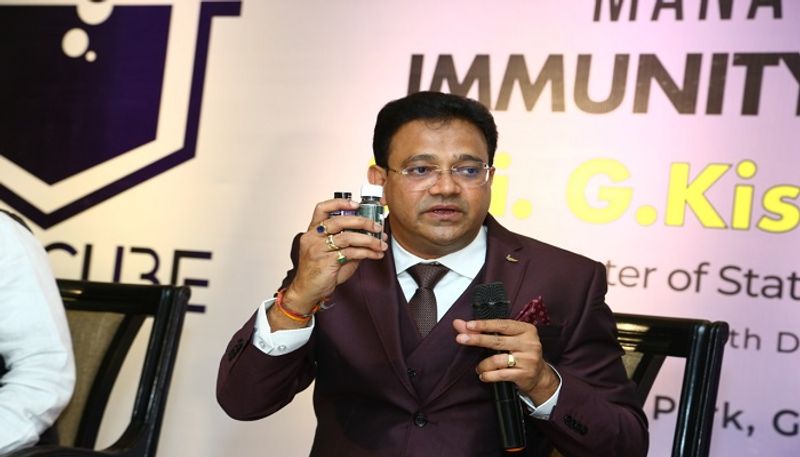 త్వరలోనే ఈ ఉత్పత్తులను మెడికల్ దుకాణాలు, కిరాణా దుకాణాలు, అమెజాన్ వంటి ప్రధాన ఆన్లైన్ షాపింగ్ వెబ్సైట్ల ద్వారా అందుబాటులోకి తీసుకొస్తున్నట్లు ల్యాబ్క్యూబ్ గ్రూప్ ఆఫ్ కంపెనీస్ చైర్మన్, సీఈవో శ్రీనివాస్ మనప్రగడ వెల్లడించారు.కొత్త రుచులను మార్కెట్లోకి విడుదల చేయడంపై ఆయన మాట్లాడుతూ ‘కరోనా నేపథ్యంలో ప్రజల వ్యాధినిరోధక శక్తి పెరగాల్సిన అవసరాన్ని దృష్టిలో పెట్టుకుని వినూత్నమైన ఆయుర్వేద ఫార్ములాతో వివిధ ఉత్పత్తులకు రూపకల్పన చేశాము. తీవ్రమైన వైరస్లను కూడా తట్టుకునేలా వివిధ మూలికలతో ఈ ఉత్పత్తులను రూపొందించాం.ల్యాబ్క్యూబ్ ఉత్పత్తులకు కేంద్ర ప్రభుత్వ ఆయుష్ మంత్రిత్వ శాఖ అనుమతి కూడా లభించింది. ప్రస్తుతానికి నేరుగా వినియోగదారులకు ఇంటివద్దకే మా ఉత్పత్తులను చేరవేస్తున్నాం. రెండోదశ కరోనా నేపథ్యంలో ప్రజలకు ఇబ్బందులు కలగొద్దనే ఈ నిర్ణయం తీసుకున్నాం. త్వరలోనే వివిధ వేదికల ద్వారా మరింతగా ల్యాబ్క్యూబ్ ఉత్పత్తులను అందుబాటులోకి తీసుకొస్తాం’ అని తెలిపారు.