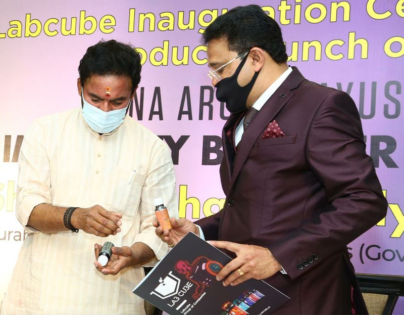 ఈ ఇమ్యూనిటీ బూస్టర్ షాట్స్ వల్ల ప్రధానమైన ఉపయోగాలు: 1. వ్యాధినిరోధక శక్తిపెరుగుతుంది2. యాంటాక్సిడెంట్గా పనిచేస్తుంది3. వైరల్ ఇన్ఫెక్షన్ల నుంచి కాపాడుతుంది4. శ్వాసనాల సంబంధిత సమస్యలు రాకుండా తోడ్పడుతుంది5. రోజువారి వినియోగం ద్వారా ఆరోగ్యకరమైన శారీరక బరువు నిర్వహణ సాధ్యమవుతుంది.6. వందశాతం సహజసిద్ధ పధార్థాలతో తయారీ7. ఒక్కో షాట్లో 60 ఎంఎల్ ఔషధం ఉంటుంది. వైద్యుల సూచన మేరకు 30 ఎంఎల్ చొప్పున రెండుసార్లు వేసుకోవచ్చు.8. 18 షాట్స్, 36 షాట్స్ ప్యాక్లు అందుబాటులోఉన్నాయి.వినియోగదారుల కోరిక మేరకు మరింత ఎక్కువ షాట్స్తో ప్యాక్ చేసి ఇవ్వగలము.ఈ ఇమ్యూనిటీ బూస్టర్ షాట్స్కు యూఎస్ ఎఫ్డీఏ, ఎఫ్ఎస్ఎస్ఏఐ (ఫుడ్ సేఫ్టీ అండ్ స్టాండర్డ్స్ అథారిటీ ఆఫ్ ఇండియా) భారత ప్రభుత్వ ఆయుష్ విభాగం అనుమతులు ఉండటంతోపాటు ఐఎస్వో 22000 సర్టిఫికేషన్ కూడా ఉంది.