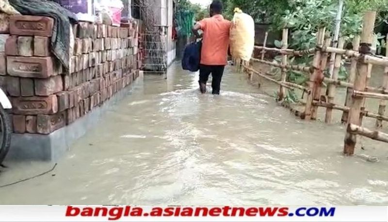 দক্ষিণ ২৪ পরগণায় ১৫ টি বাঁধ ক্ষতির সম্মুখীন। গোসাবার গ্রামে বিদ্যাধরী নদীর জল ঢুকে গিয়েছে।অসহায়হয়ে মানুষ দরকারি জিনিস নিয়ে ঘর ছাড়ছে।