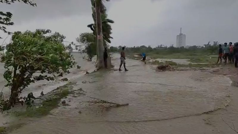 तौकते के बाद यास तूफान ने तबाही का मंजर दिखाना शुरू कर दिया है। लोगों को अपना घर छोड़कर जाना पड़ रहा है।