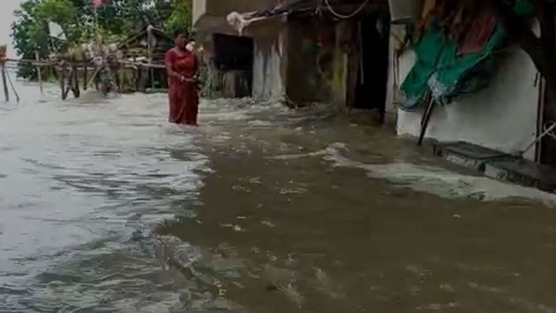 इस तरह गांवों में घुस गया है समुद्र का पानी। लोग धीरे-धीरे घर छोड़ रहे हैं।