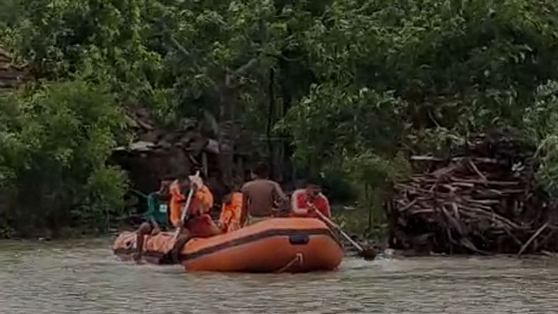 गांवों में फंसे लोगों के लिए NDRF की टीम लगातार रेस्क्यू चला रही है। रेस्क्यू टीम नावों के जरिये गांवों तक पहुंची है।