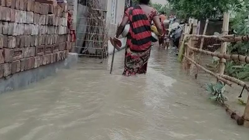 तूफान के चलते गांवों में घुसे पानी के बाद घर छोड़कर जाते ग्रामीण। ऐसे सैकड़ों गांव यास से प्रभावित हुए हैं।
