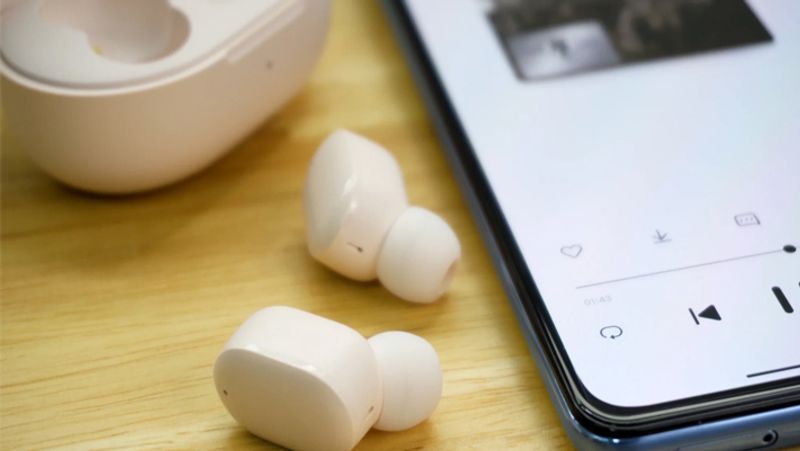 AirDots 3 Pro में Qi वायरलेस चार्जिंग मिलेगा। इसके साथ इसके बॉटम में USB-C पोर्ट दिया गया है जिससे वायर के जरिए भी इसे चार्ज किया जा सकता है।
