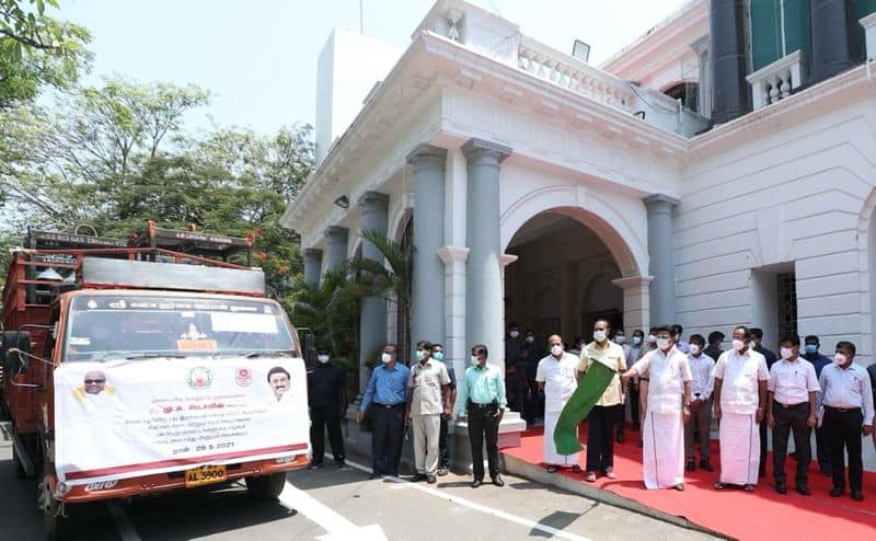 Chief Minister flagged off the vehicles carrying oxygen cylinders  to be used in 18  Districts for Corona treatment