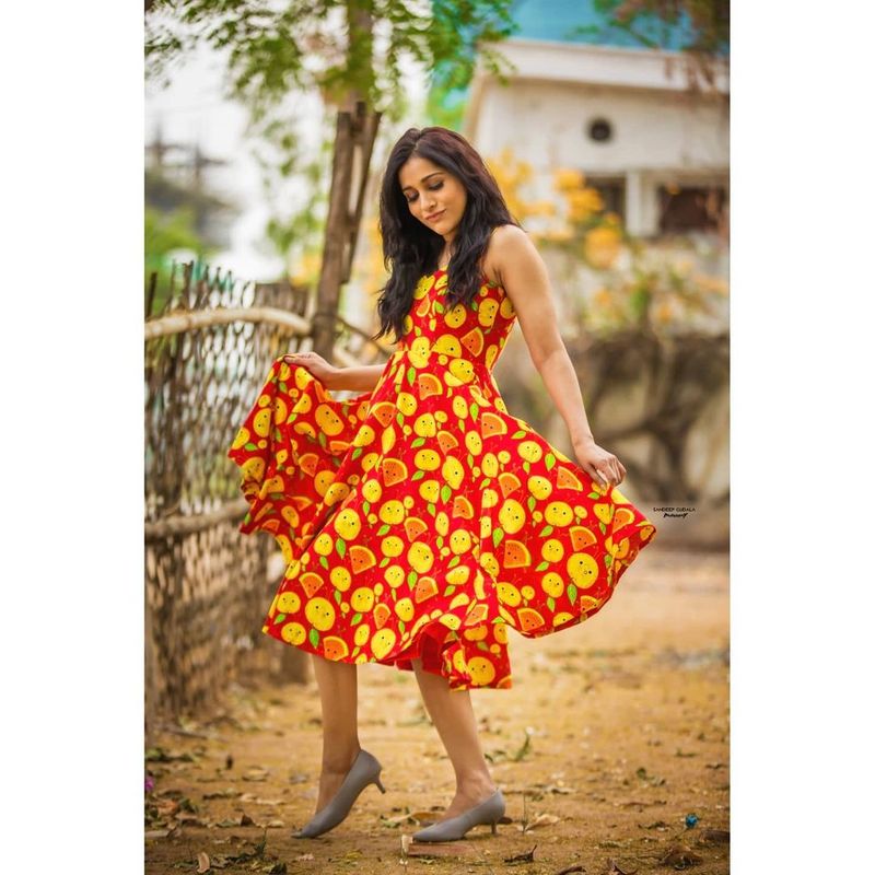 `ఢీ`, `జబర్దస్త్`లో రష్మీ, సుధీర్ కలిసి రొమాన్స్ చేస్తుంటారు. టైమ్ దొరికితే ఒకరిని మించి ఒకరు రెచ్చిపోతుంటారు. స్టేజ్పై కెమిస్ట్రీని పండిస్తూ షోని రక్తికట్టిస్తుంటారు.