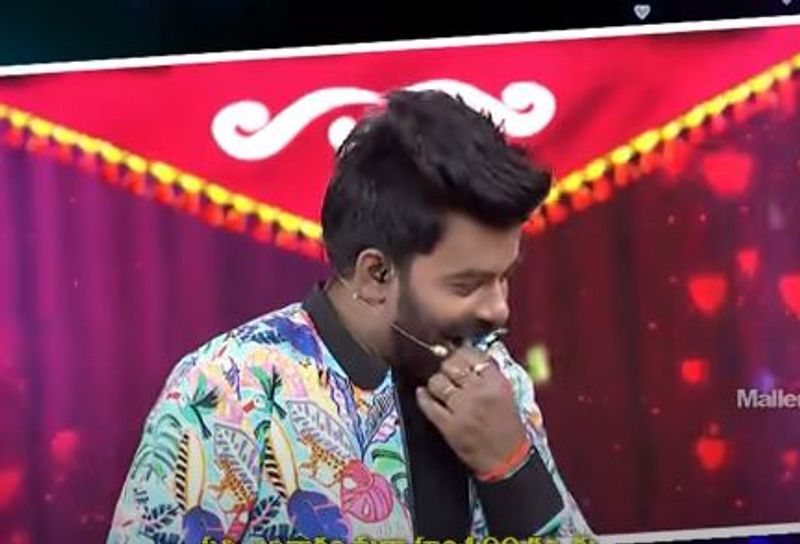 శ్రీముఖి దెబ్బకి సిగ్గుమొగ్గయ్యాడు సుధీర్. `అయ్యా బాబోయ్.. నిజంగానే నాకేం తెలియదు.. `అంటూ సిగ్గు పడటం అందరిని ఆకట్టుకుంది. నవ్వులు పూయించింది.