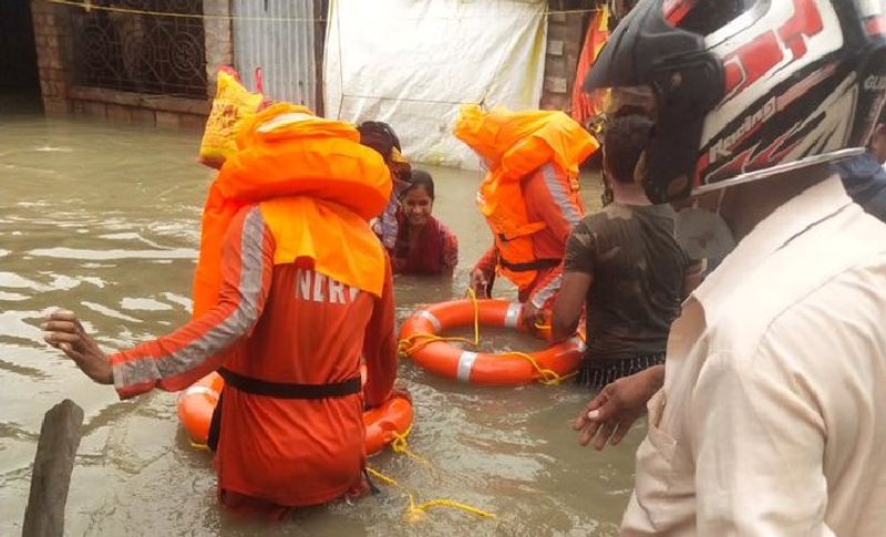 मौसम विभाग की तरफ से ओडिशा और बंगाल के कई जिलों में चेतावनी दी है। पश्चिम बंगाल के तटीय जिलों पूर्व मेदिनीपुर और दक्षिण 24 परगना के कई इलाकों में पानी भर चुका है। टीय जिलों में कई पुल टूट गए हैं। जिसके चलते गांव में पानी भरने लगा है। विद्याधारी, हुगली और रूपनारायण समेत कई नदियों का जलस्तर बढ़ गया है।