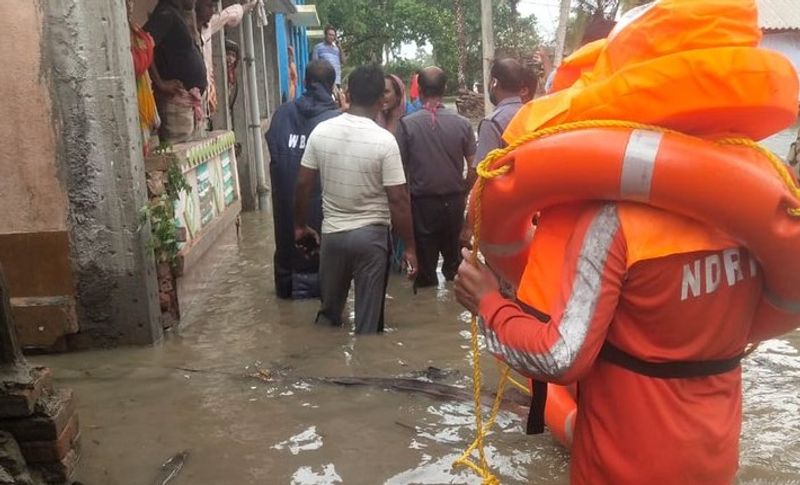 चक्रवात के खतरे के बीच कई अंतरराष्ट्रीय हवाईअड्डे पर बुधवार को उड़ानों को रद्द कर दिया गया है। कई हवाईअड्डा मंगलवार रात से बंद हैं जो कि गुरुवार शाम तक बंद रहेंगे। वहीं . दक्षिण पूर्व रेलवे ने भी कई ट्रेनों को रद्द कर दिया है।