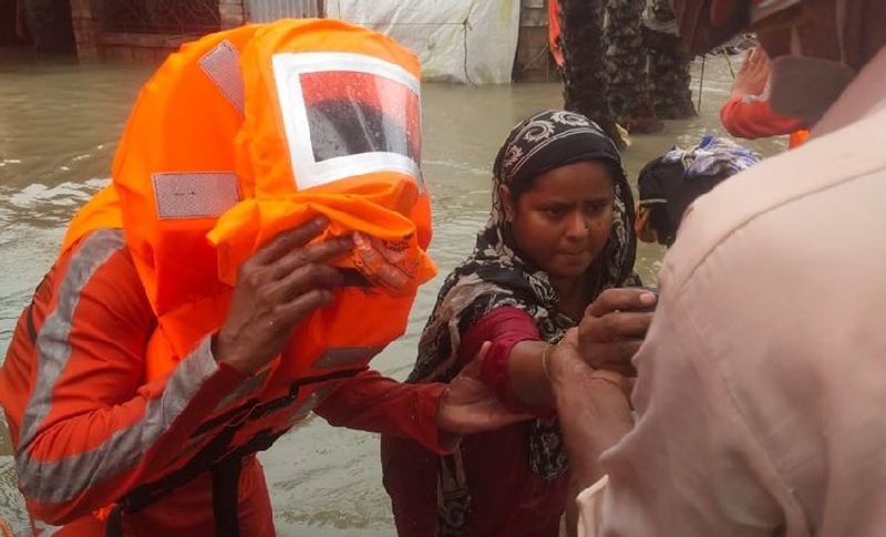 कोलकाता में सेना के 9 बचाव दल लोगों की सुरक्षा के लिए तैनात हैं। वहीं मेदिनीपुर में तैनात आर्मी की टीम ने पानी में फंसे 32 लोगों को रेस्क्यू कर बचाकर सुरक्षित जगह पहुंचा दिया है।