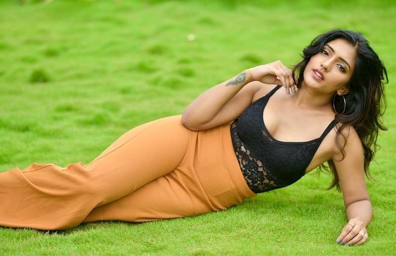 ఈషా రెబ్బా అందాలకి సోషల్ మీడియాలో భారీ ఫాలోయింగ్ ఉంది. అంతగా ఈ బ్యూటీ తన గ్లామర్ షో చేస్తుంటుంది. తాజాగా మరింతగా తెగించింది.