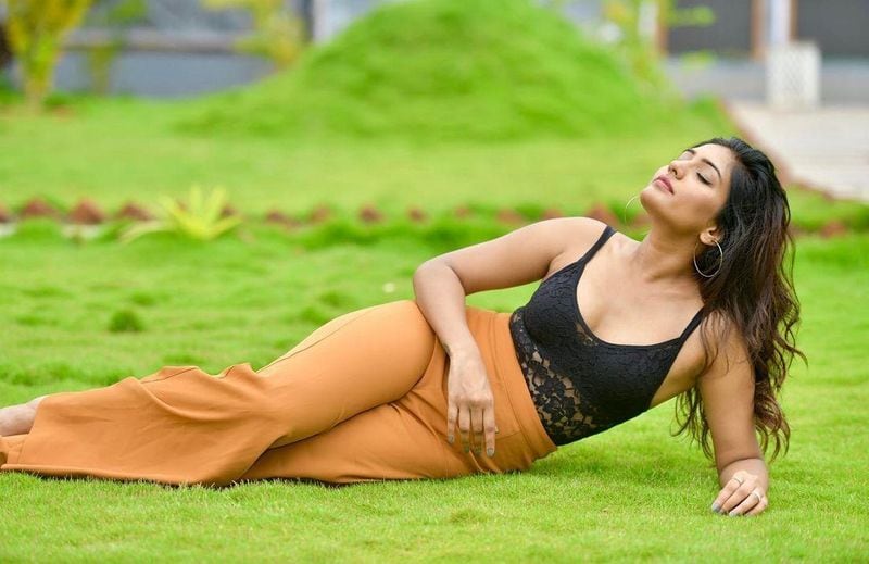 లోదుస్తులు కనిపించేలా టాప్లో పరువాలు పోయింది. పార్క్ లో పడుకుని తన్మయత్వం చెందుతుంది.సూర్య కిరణాలు ఈ అమ్మడి సెక్సీ అందాలను తాకుతుండగా పరవశించిపోతుంది ఈషా.