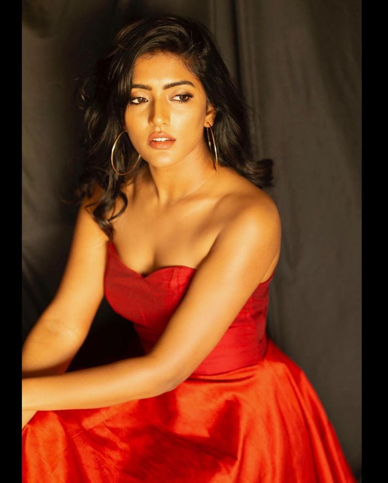 ప్రస్తుతం సోషల్ మీడియాలో ఈషా ఒక్కసారిగా టెంపరేచర్ రైజ్ చేసిందని చెప్పొచ్చు. వీటిపై ఈషా ఫ్రెండ్ శివాత్మిక స్పందిస్తూ నువ్వు ప్రపంచంలో ఎనిమిదో వండర్ అంటూ కామెంట్ చేయడం విశేషం.