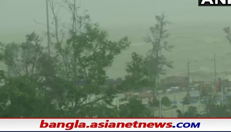 ঘূর্ণিঝড়় যশ (Cyclone Yaas) বুধবার সকালে ওড়িশার বালাসোরের কাছে ধামরা উপকূলে ল্যান্ডফল করে। সেই সময় ঝড়ের গতিবেগ ছিল ঘণ্টায় প্রায় ১৮৫ কিলোমিটার। ল্যান্ডফলের সঙ্গে সঙ্গে সংলগ্ন উপকূলবর্তী এলাকায় প্রবল জলোচ্ছ্বাস হয়।