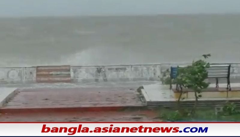 ঘূর্ণিঝড় যশ (Cyclone Yaas) ওড়িশা উপকূলে স্থলভাগে আছড়ে পড়লেও তার প্রভাব গতকাল থেকেই টের পাচ্ছিল এই রাজ্য। জল বাড়ছিল পূর্ব মেদিনীপুরের উপকূলবর্তী এলাকায়। দিঘার সমুদ্রে জারি হয়েছিল সতর্কতা।