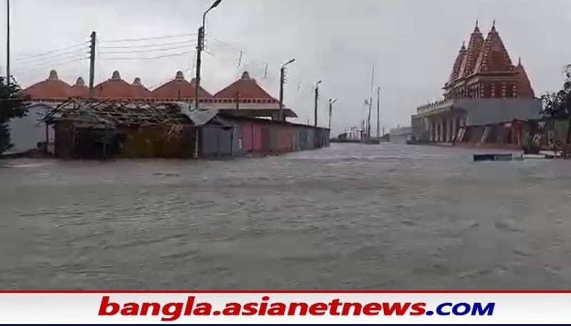 সাগরদ্বীপের বিস্তীর্ণ এলাকা জলমগ্ন। মন্দিরেও জল ঢুকে গেছে সঙ্গে হচ্ছে প্রবল বৃষ্টি। সমুদ্র আর সৈকতের মধ্যে কোনও ফারাক নেই।
