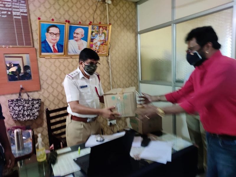 ಕರ್ತವ್ಯ ನಿರತ ಪೊಲೀಸರಿಗೆ ಕುಡಿಯುವ ನೀರು, ಆಹಾರ ವಿತರಿಸಿದ್ದಾರೆ.