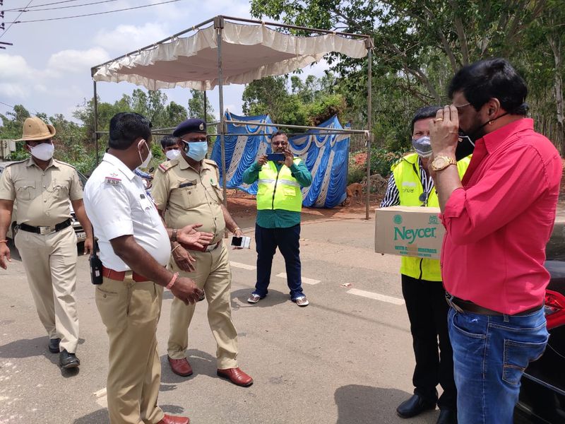 ಕೊರೋನಾ ಕಾಲದಲ್ಲಿ ಉಪೇಂದ್ರ, ಸುದೀಪ್ ಸಹ ವಿಭಿನ್ನವಾಗಿ ನೆರವು ನೀಡುತ್ತಿದ್ದಾರೆ.
