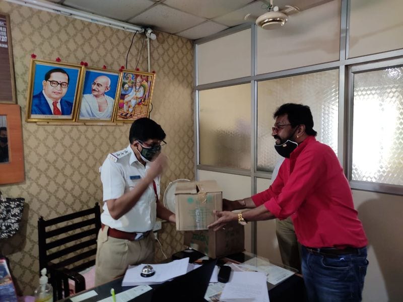 ರೈತರು ಬೆಳೆದ ತರಕಾರಿಗಳನ್ನು ಖರೀದಿಸುತ್ತಿರುವ ರಿಯಲ್ ಸ್ಟಾರ್ ಉಪೇಂದ್ರ ಅಗತ್ಯ ಇದ್ದವರಿಗೆ ನೀಡುತ್ತಿದ್ದಾರೆ.