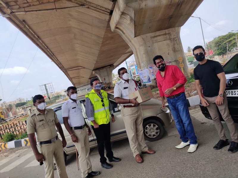 ನಟಿ ರಾಗಿಣಿ ದ್ವಿವೇದಿ, ಸಂಜನಾ, ಹರ್ಷಿಕಾ ಪೂಣಚ್ಚ ಸಹ ಹಸಿದವರಿಗೆ ಆಹಾರ ನೀಡುವ ಕೆಲಸ ಮಾಡುತ್ತಿದ್ದಾರೆ.