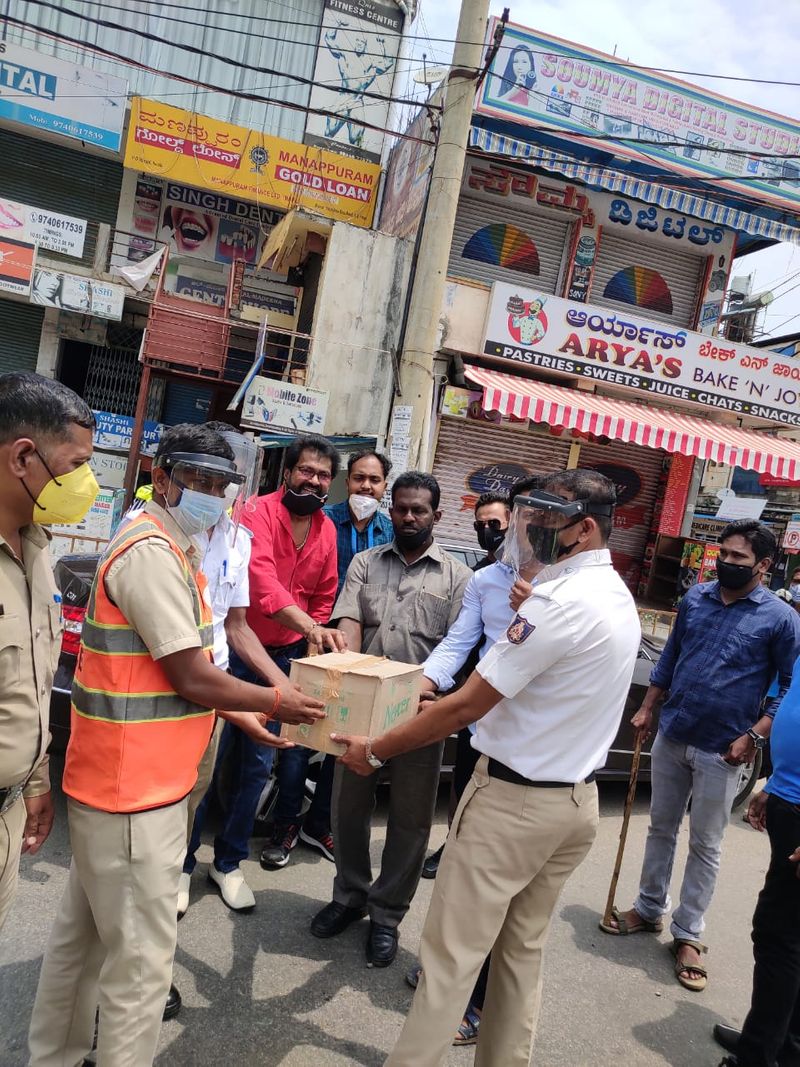 ಚರಣ್ ರಾಜ್ ಪೊಲೀಸ್ ಸಿಬ್ಬಂದಿ ಕ್ಷೇಮ ವಿಚಾರಿಸಿ ನೆರವು ನೀಡಿದ್ದಾರೆ.