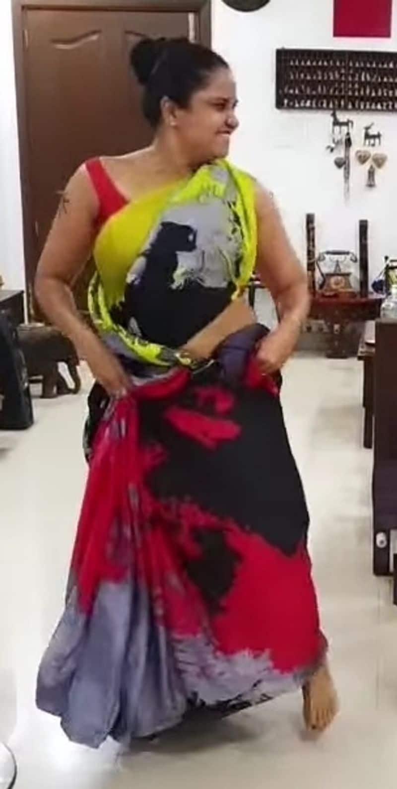 అలాగే జిమ్ లో కఠిన కసరత్తులు చేస్తున్నారు. ప్రగతికి టీనేజ్ డాటర్ ఉన్నారు. అయినా ఆమె జీరో సైజ్ ప్యాక్ కోసం కష్టపడుతున్నట్లు అనిపిస్తుంది. కుర్రాళ్ళు కూడా ఈర్ష్య పడేలా జిమ్ లో అత్యంత కష్టమైన వ్యాయామాలు చేస్తుంటారు ప్రగతి.