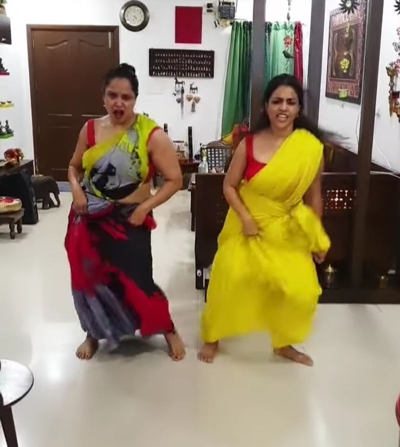 చీర కుచ్చిళ్లు పైకి పట్టుకొని బోల్డ్ సాంగ్ కి హాట్ స్టెప్స్ వేసిన ప్రగతి