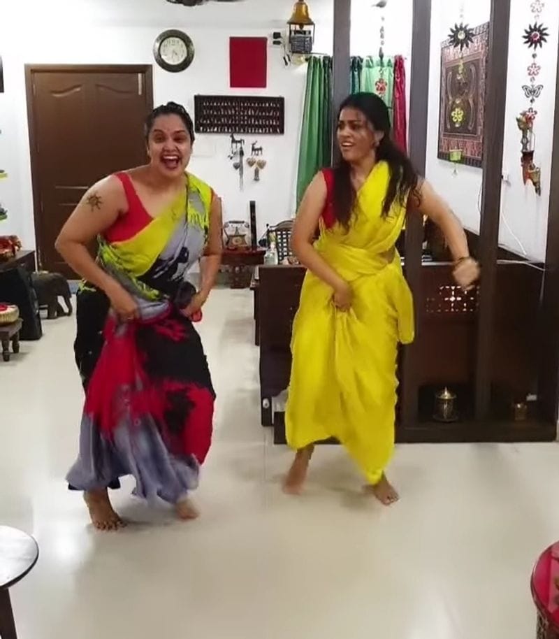 ఆ సాంగ్ లో ప్రగతి స్టెప్స్ చాలా హాట్ గా ఉన్నాయి. ప్రగతి వయసు రీత్యా ఆ తరహా డాన్స్ కొంచెం ఇబ్బంది కలిగించే అంశమే. ఎవరు ఏమనుకున్నా మనసుకు నచ్చినట్లు బ్రతకాలనుకునే ప్రగతి ఇవేమి పట్టించుకోరు.