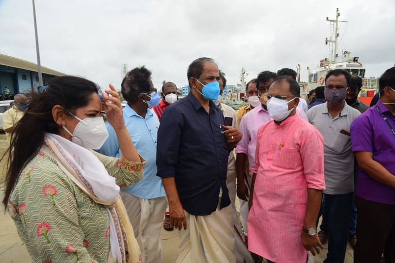 ഇന്നലെ രാത്രിയില് കനത്ത മഴയ്ക്കും കടല്ക്ഷോഭത്തിനുമിടെ ബോട്ടുകള് ഹാര്ബറിലേക്ക് കയറുന്നതിനിടെ പുലിമുട്ടിലെ കവാടത്തില് വച്ച് മണല്ത്തിട്ടയിലിടിച്ച് മറിയുകയായിരുന്നെന്ന് മത്സ്യത്തൊഴിലാളികള് പറഞ്ഞു.