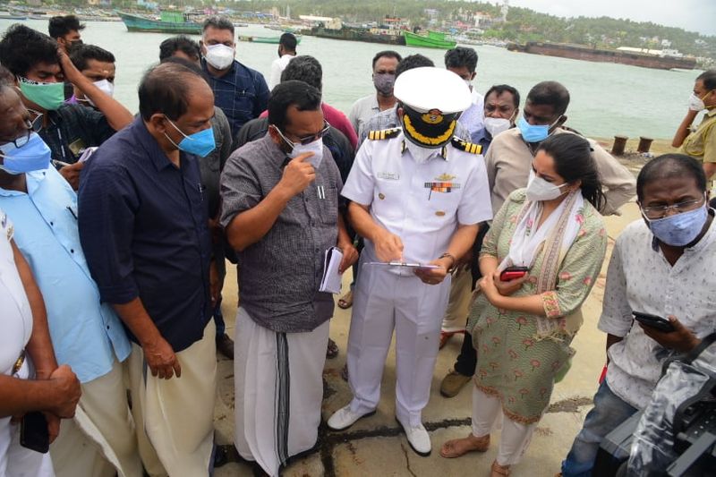 സംഭവം അറിഞ്ഞപ്പോള് തന്നെ കോസ്റ്റ്ഗാര്ഡ് രക്ഷാപ്രവര്ത്തനത്തിനിറങ്ങിയിരുന്നു. ഏഴ് പേരെ ഇന്നലെ രാത്രി തന്നെ രക്ഷിക്കാന് സാധിച്ചു. എന്നാല് മൂന്ന് പേരെ കാണാതായിരുന്നു. ഇനി രണ്ട് മത്സ്യത്തൊഴിലാളികളെ കൂടി കണ്ടെത്താനുണ്ട്. ഇതില് ഒരാള് നീന്തികയറി എന്ന സ്ഥിതീകരിക്കാത്ത റിപ്പോര്ട്ടുണ്ട്.