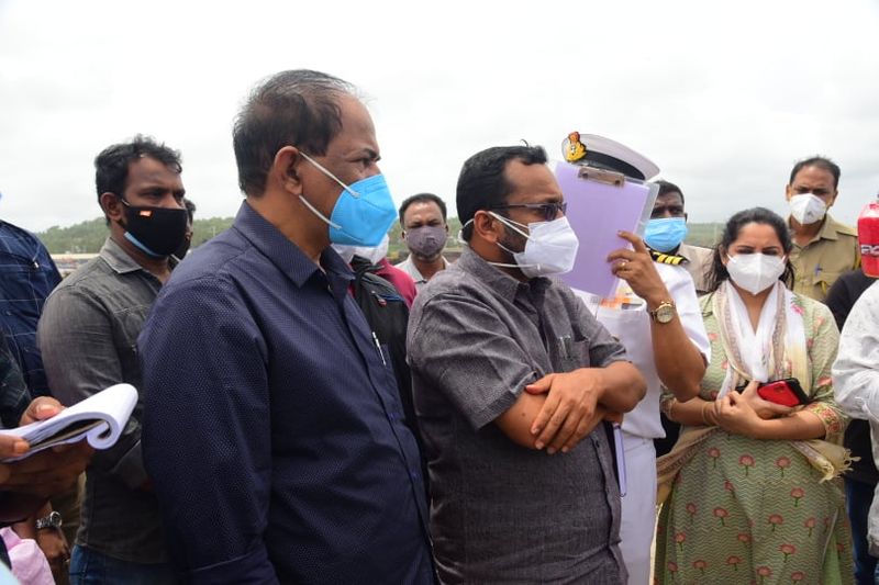 അദാനിയുടെ വിഴിഞ്ഞം തുറമുഖം പണിയുന്നത് കാരണം പഴയ ഹാര്ബറിലേക്ക് ബോട്ടുകള് കയറുന്നതിനുള്ള കവാടം ചുരുങ്ങിവരുന്നതായും ഈ ഭാഗത്ത് മണല് നിറഞ്ഞ് അപകടം പതിവാകുന്നതായും മത്സ്യത്തൊഴിലാളികള് മന്ത്രിമാരെ അറിയിച്ചു.