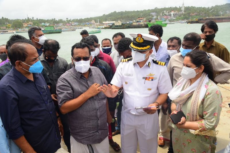 അതോടൊപ്പം കടപ്പുറത്ത് ഇത്തരത്തില് അപകടങ്ങള് ഉണ്ടാകുമ്പോള് സര്ക്കാറിന്റെ വിവിധ വകുപ്പുകള് തമ്മില് ഏകോപനമില്ലെന്നും മത്സ്യത്തൊഴിലാളികള് ആരോപിച്ചു. മത്സ്യത്തൊഴിലാളികള് ഉന്നയിച്ച കാര്യങ്ങളില് അടിയന്തര നടപടിയുണ്ടാകുമെന്ന് മന്ത്രിമാര് പറഞ്ഞു.