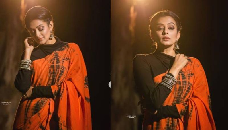 ബ്ലാക്ക് നിറത്തിലുള്ള ടർട്ടിൽ നെക്ക് ടീഷർട്ടിനൊപ്പമാണ് താരം ഓറഞ്ച് നിറത്തിലുള്ള സാരി പരീക്ഷിച്ചത്.