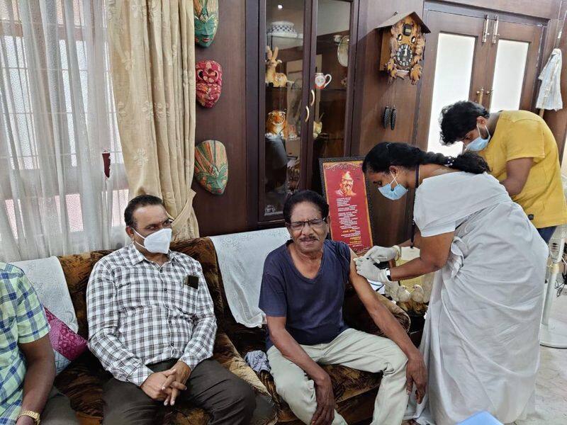 director bharathi raja take first doss vaccine