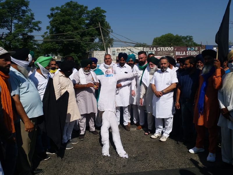 farmers protesters burning Modi governmens coffin