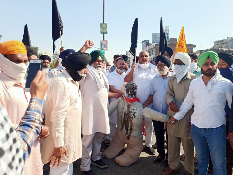 farmers protesters burning Modi governmens coffin