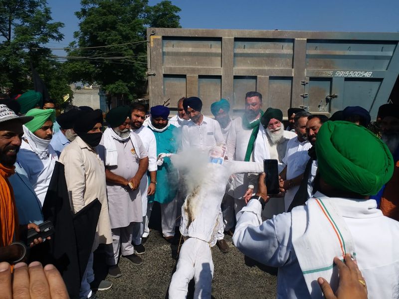 farmers protesters burning Modi governmens coffin
