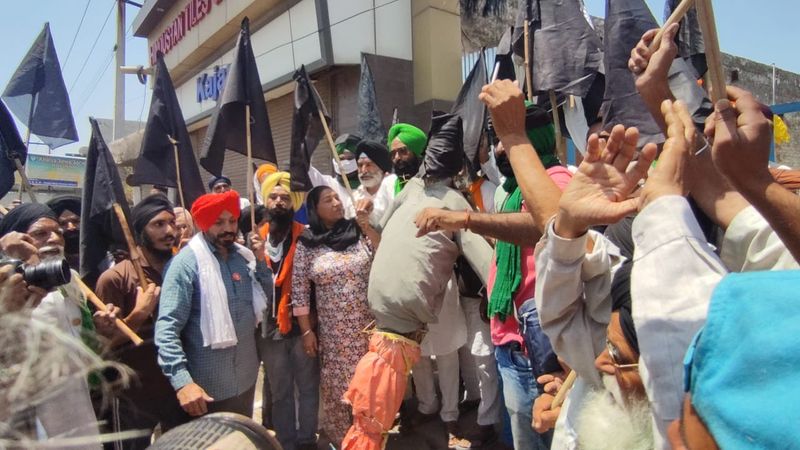 farmers protesters burning Modi governmens coffin