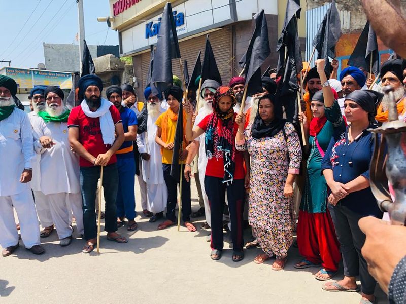farmers protesters burning Modi governmens coffin