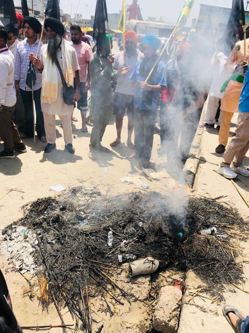 farmers protesters burning Modi governmens coffin