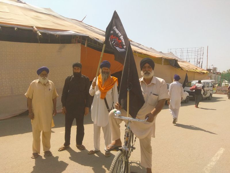 farmers protesters burning Modi governmens coffin