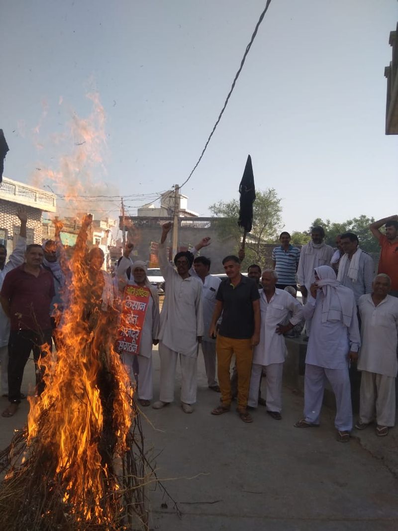 farmers protesters burning Modi governmens coffin