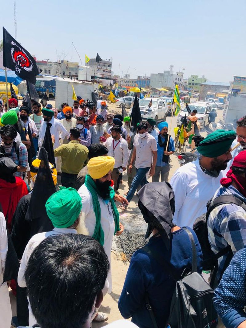 farmers protesters burning Modi governmens coffin