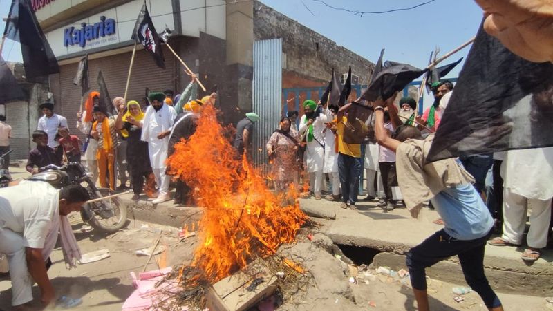 farmers protesters burning Modi governmens coffin