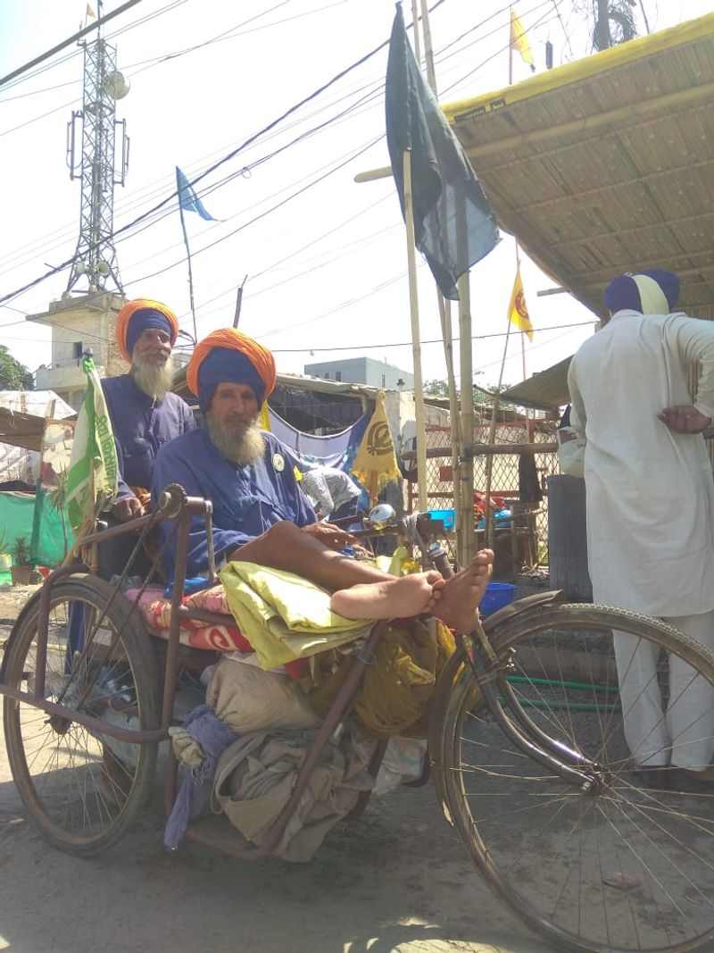 farmers protesters burning Modi governmens coffin