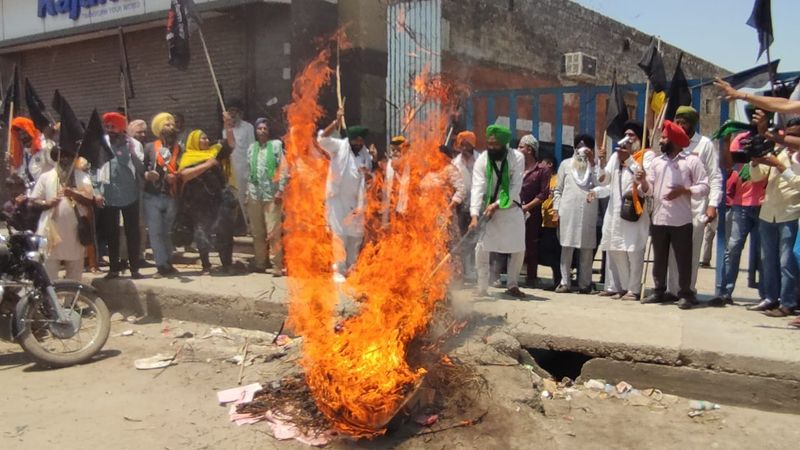 farmers protesters burning Modi governmens coffin