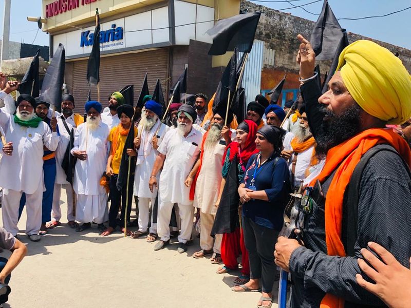 farmers protesters burning Modi governmens coffin