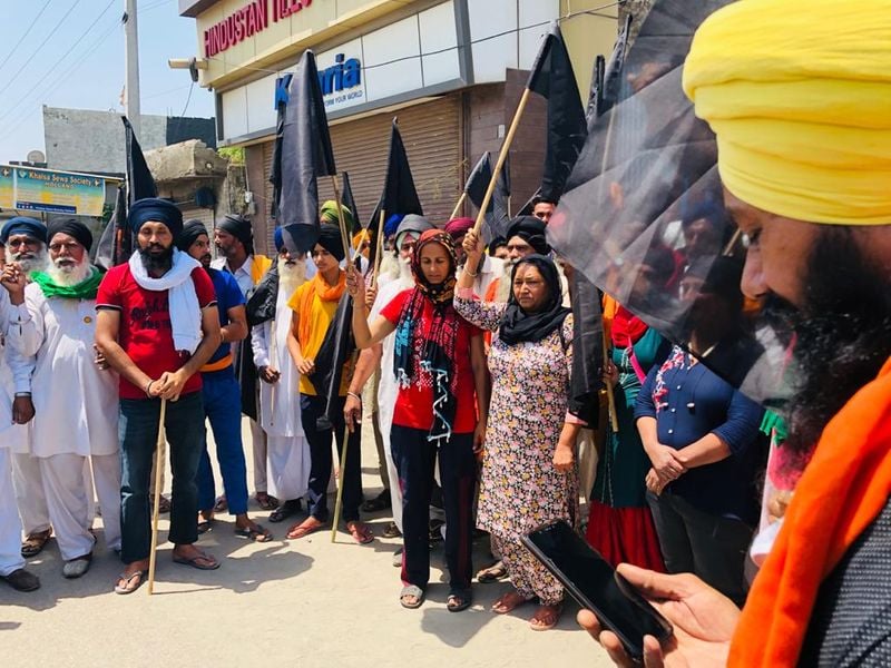 farmers protesters burning Modi governmens coffin