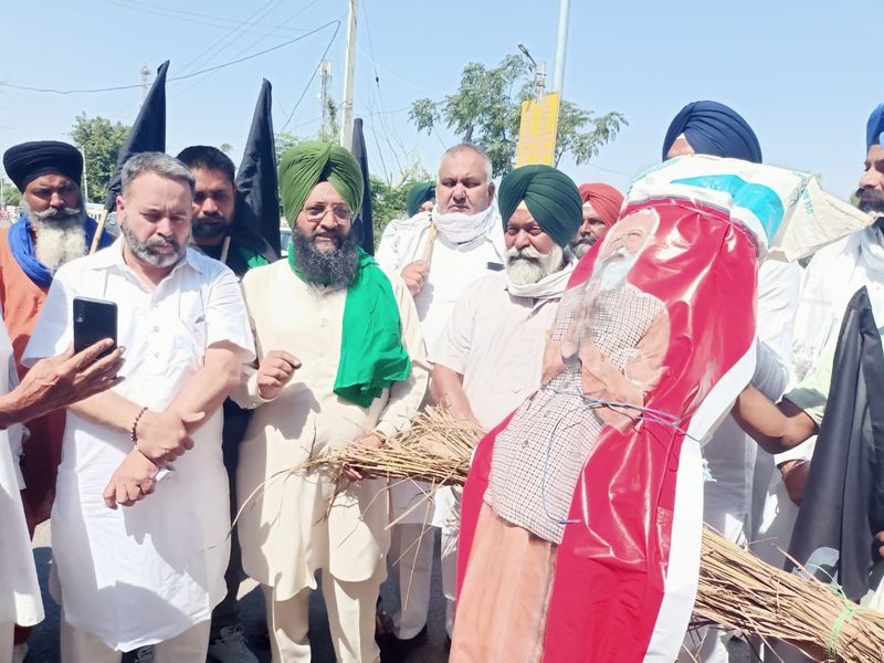 farmers protesters burning Modi governmens coffin