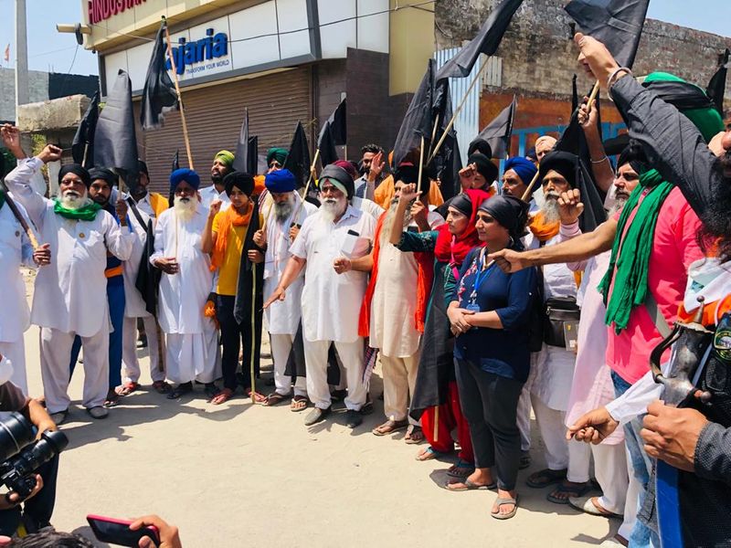 farmers protesters burning Modi governmens coffin